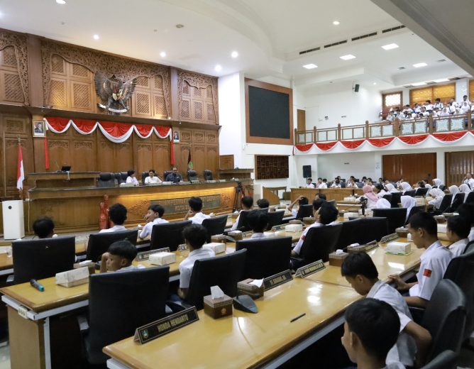 Wakil Ketua DPRD Terima Audiensi SMP N 15 Surakarta, Bahas Pentingnya Pendidikan Demokrasi bagi Siswa