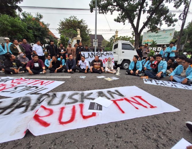Mahasiswa UNS Gelar Aksi Tolak RUU TNI di Depan Kantor DPRD Kota Surakarta