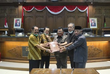 (Rapat Paripurna IV) Raperda tentang Kerjasama Pemerintah dengan Badan Usaha dalam Penyediaan Layanan Penerangan Jalan Umum Kota Surakarta