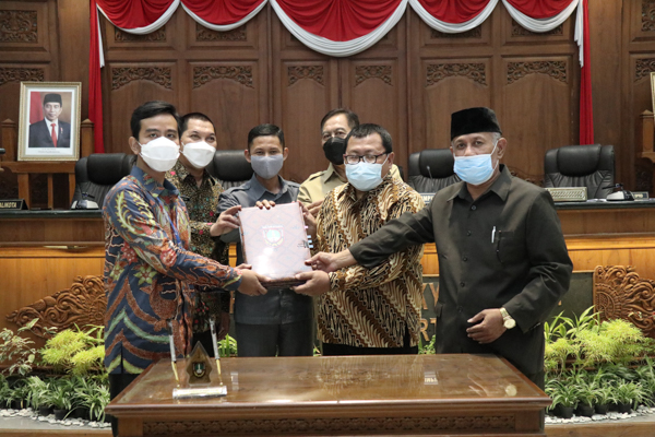 Wali Kota dan DPRD Surakarta Setujui Bersama Raperda Penyertaan Modal Pada PDAM