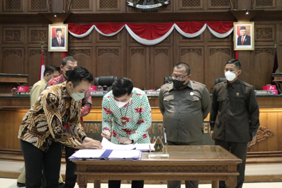 Wali Kota dan Pimpinan DPRD Teken Persetujuan Raperda Retribusi PBG