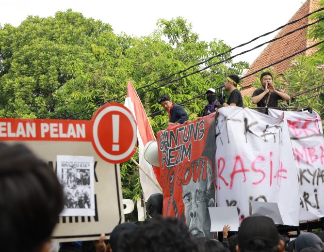 Duduki Gedung DPRD Kota Surakarta, Lautan Massa Hitam-hitam Sampaikan Tuntutannya Tanpa Anarkis